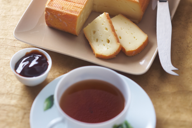 Soft Maroilles & Chinese red tea