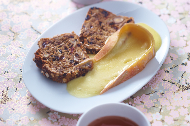 Soft raclette & Indian red tea