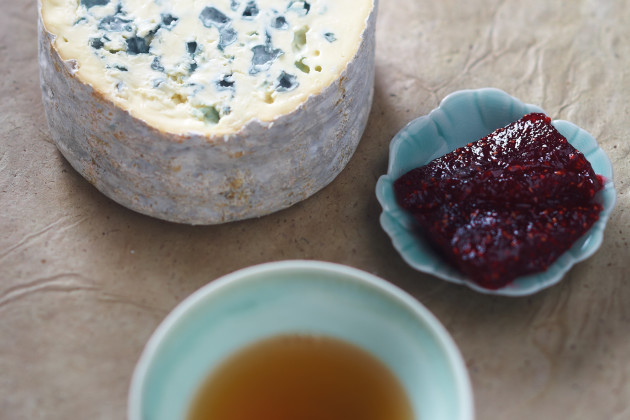 Creamy Fourme d’Ambert & white tea from Nepal