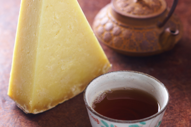 Crumbly Laguiole & Chinese red tea