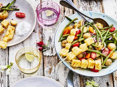 Potato salad with crunchy green beans and skewers of curried Emmental